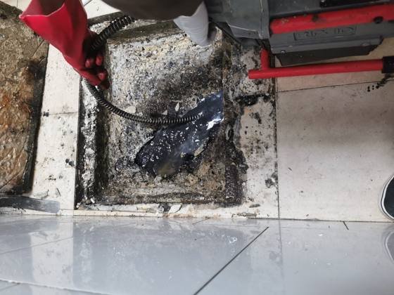 Trabalho de canalizacao e desentupimento realizado pela So Esgotos, foto 152